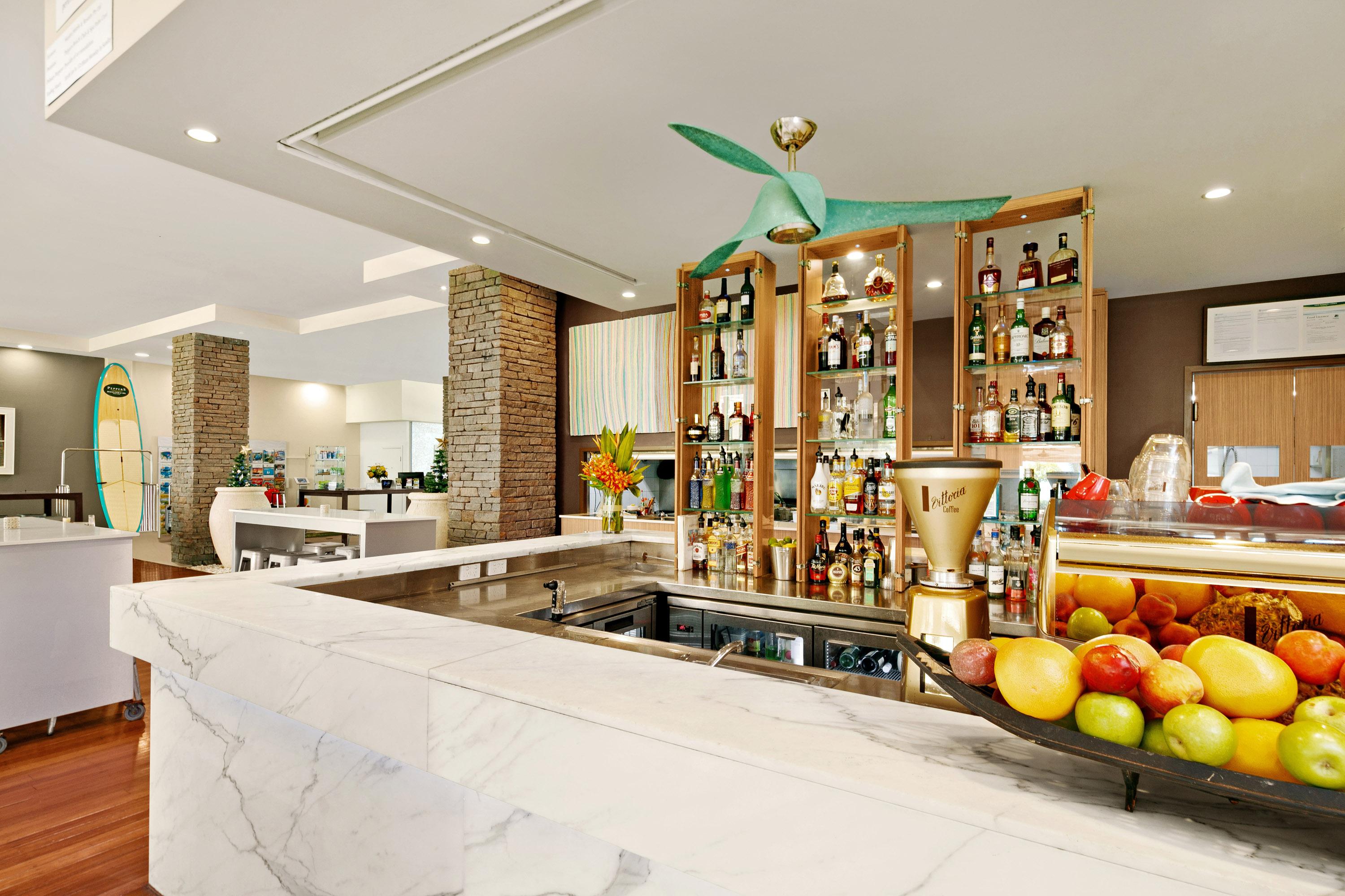 Peppers Beach Club & Spa Palm Cove Extérieur photo The bar at the hotel