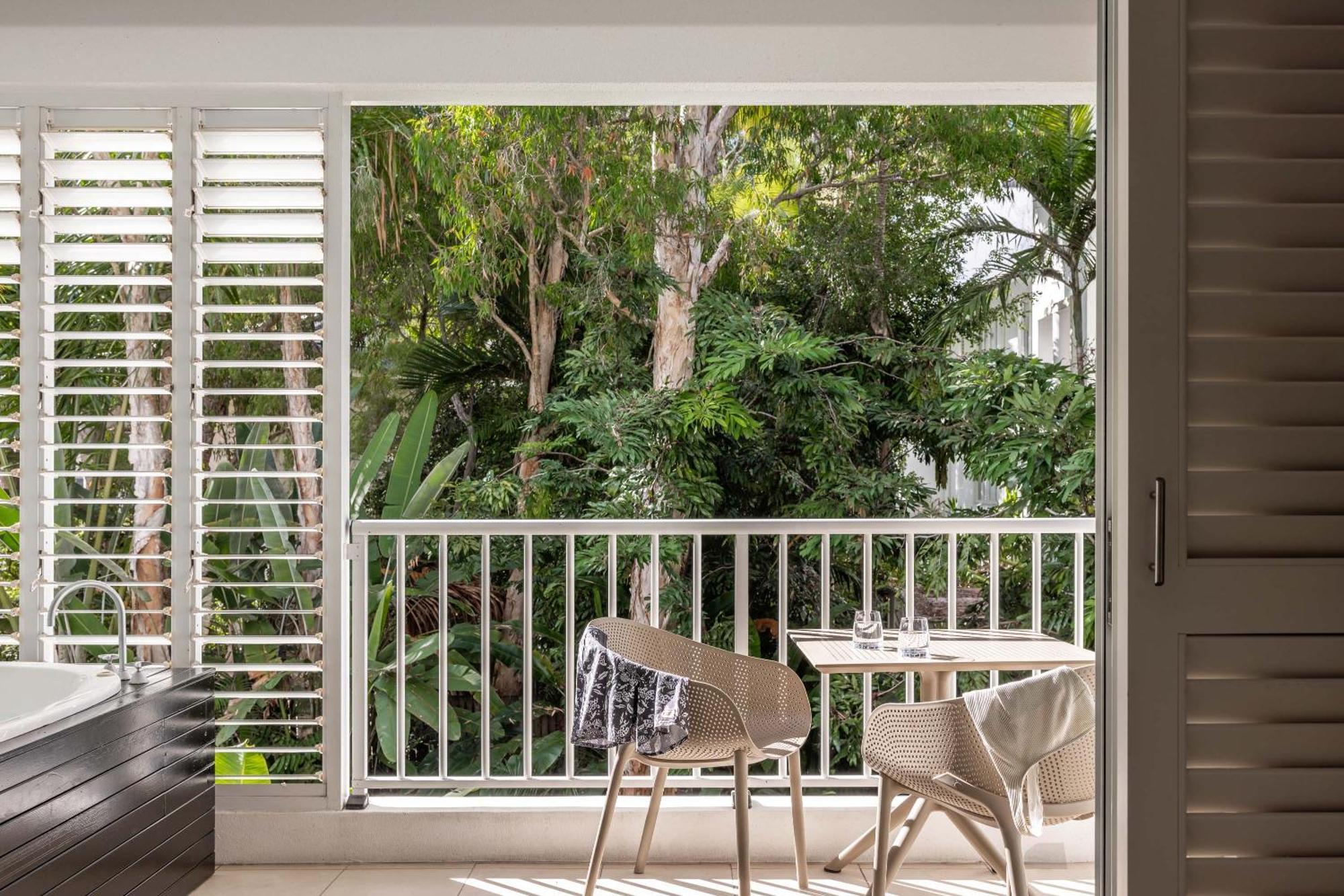 Peppers Beach Club & Spa Palm Cove Extérieur photo A balcony at The Standard East Village