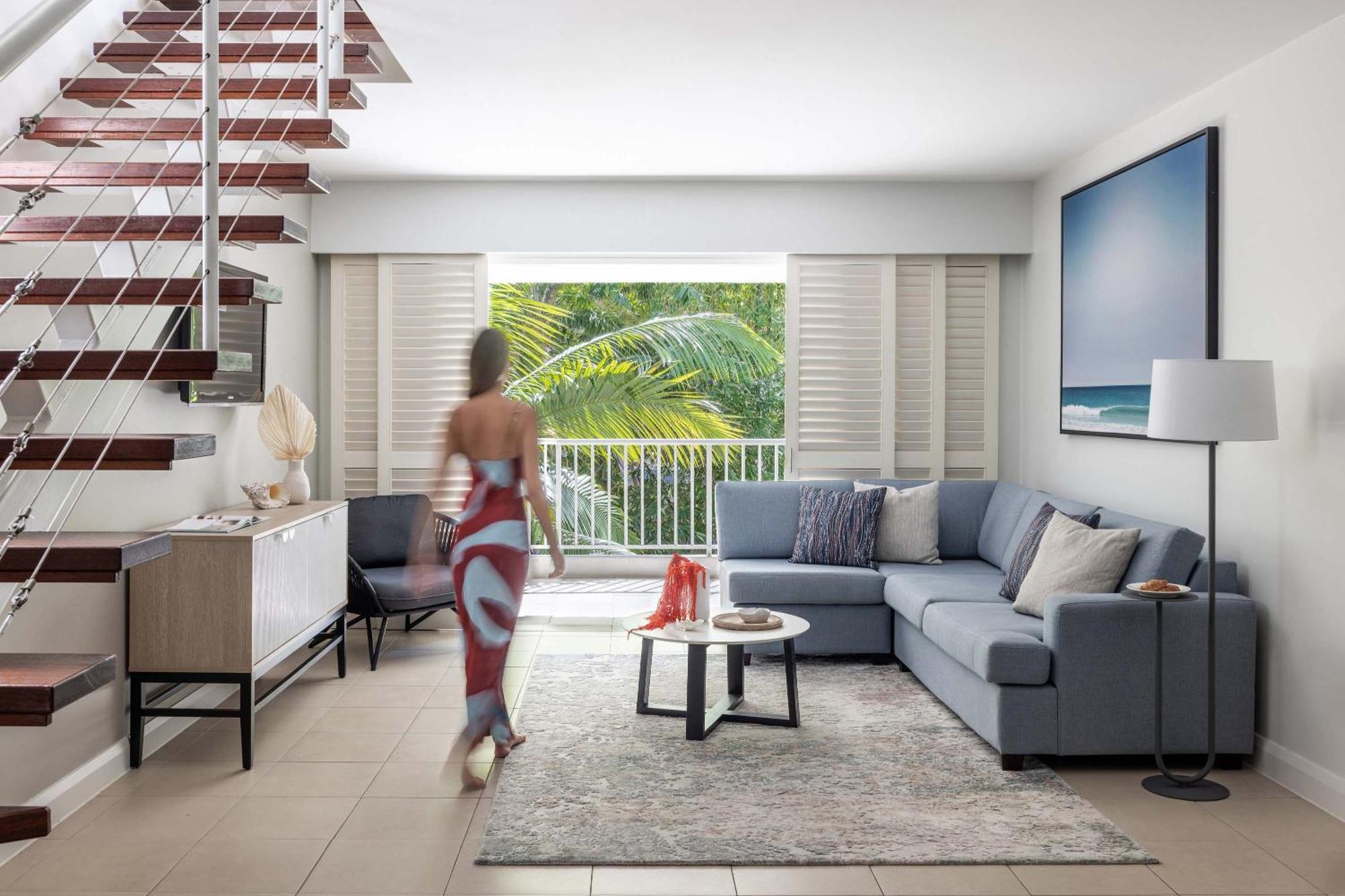 Peppers Beach Club & Spa Palm Cove Extérieur photo A living room with a large sectional sofa